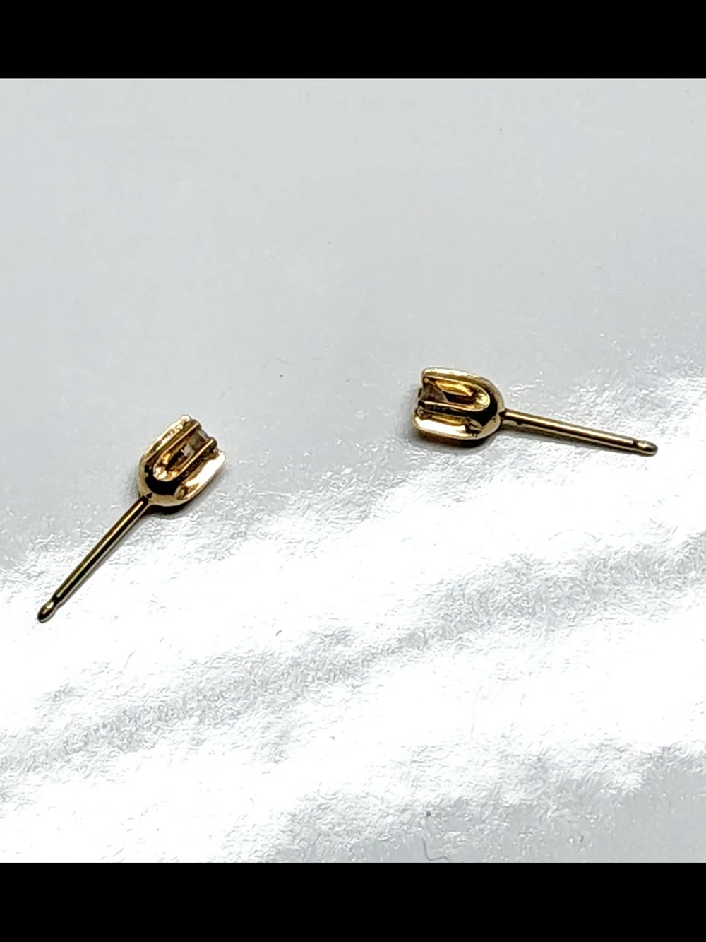 Vintage 10K Yellow Gold 6-prong Round Cut Diamond Stud Earrings - Picture 2 of 4